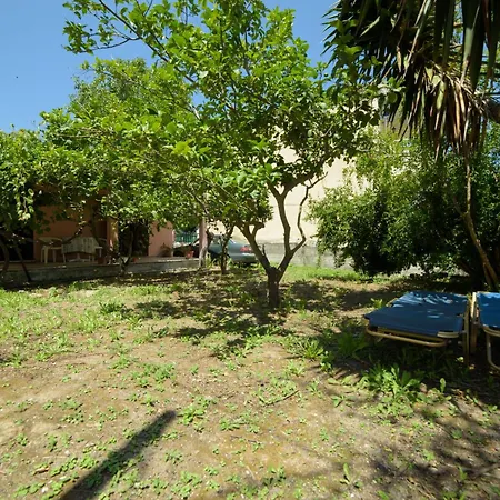 Mary's Garden House Перуладес
